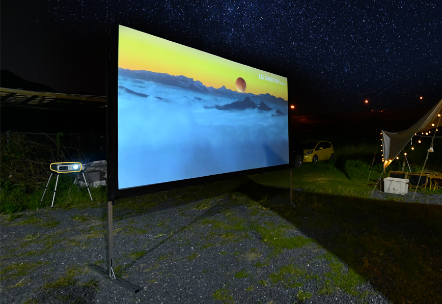 SCREENPRO Portable Fast-Folding Projector Screen with Adjustable Leg and Carry Bag